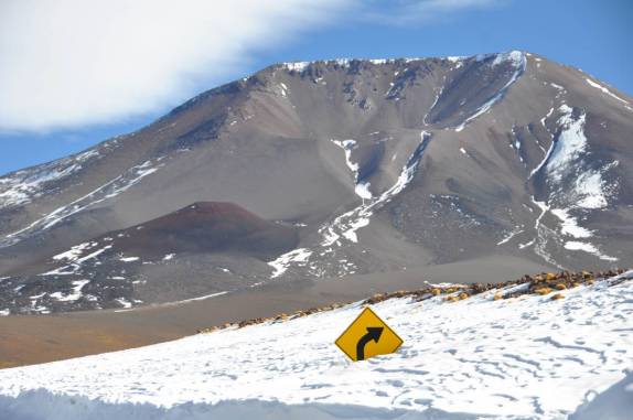 Neve soterra placa no Paso San Francisco - Argentina